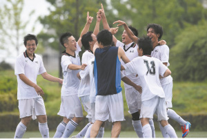 優勝の瞬間、ピッチに歓喜の輪ができた 写真