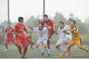 激しく天気が変わる中での試合となった 写真