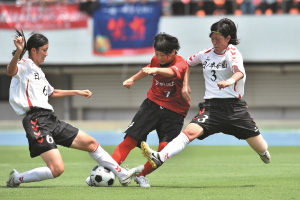 都立飛鳥高校は昨年の優勝校に果敢に戦った 写真